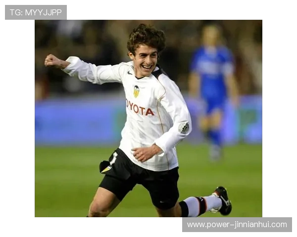 足球球星独特发型创意解析 一横一竖如何成就场上风采